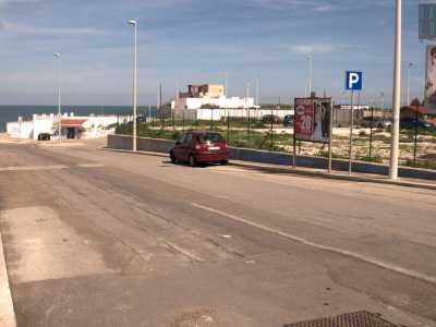 Ritorniamo ancora su via Bari per giungere quasi all�ingresso del centro abitato di Giovinazzo. Giriamo a questo punto a destra su via Cavaliere Vincenzo Antro, strada che ci porta all�ennesimo edificio privo di vita...